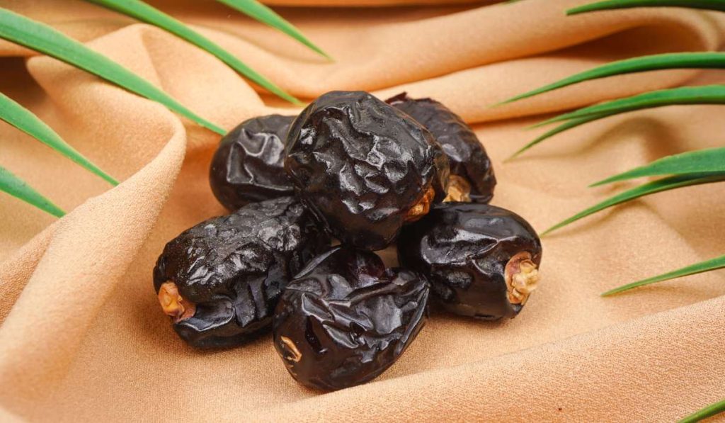 مصرف خرما در رژیم کتوژنیک 2 عکس خرما مضافتی تازه