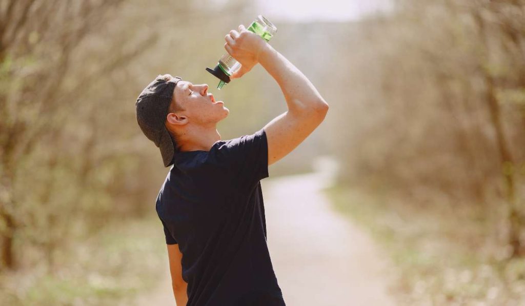 نوشیدن آب حین ورزش 3 عوارض نوشیدن آب حین ورزش