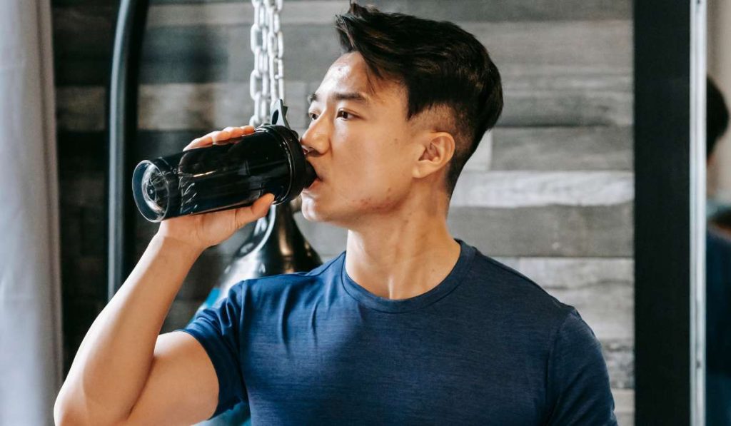 نوشیدن آب حین ورزش 2 نوشیدن آب حین تمرین خوب است