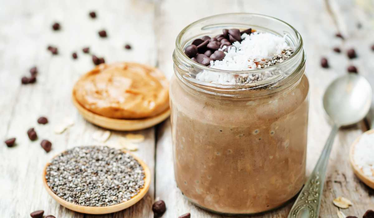 طرز تهیه اوتمیل رژیمی با دانه چیا